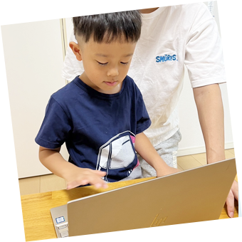 プログラミングを学ぶ小学1年生