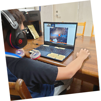 プログラミングを学ぶ小学5年生